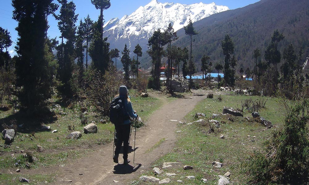 walking on the manaslu trek route